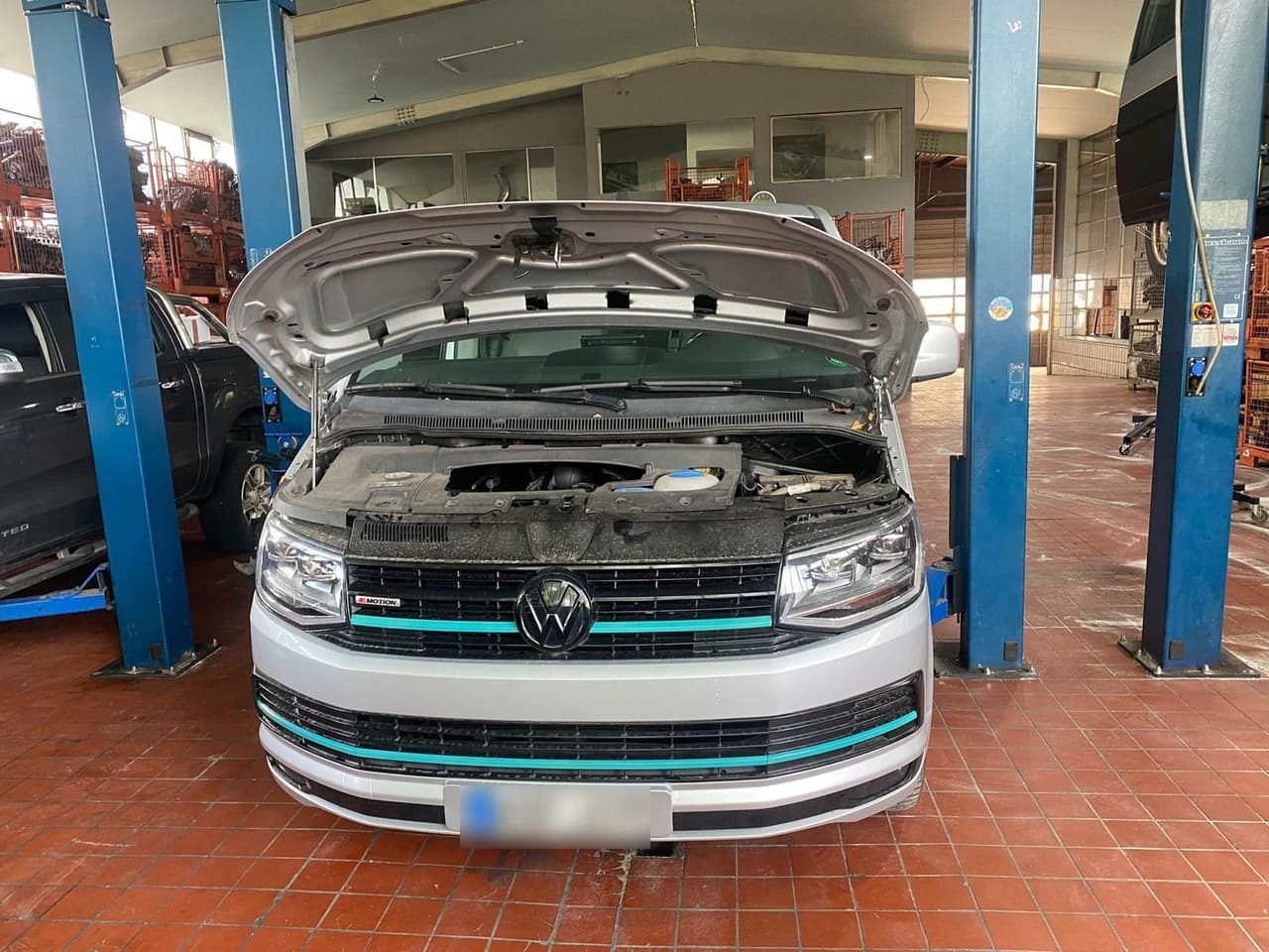 VW T6 4MOTION mit geöffneter Haube auf der Hebebühne, links ein Ford Ranger