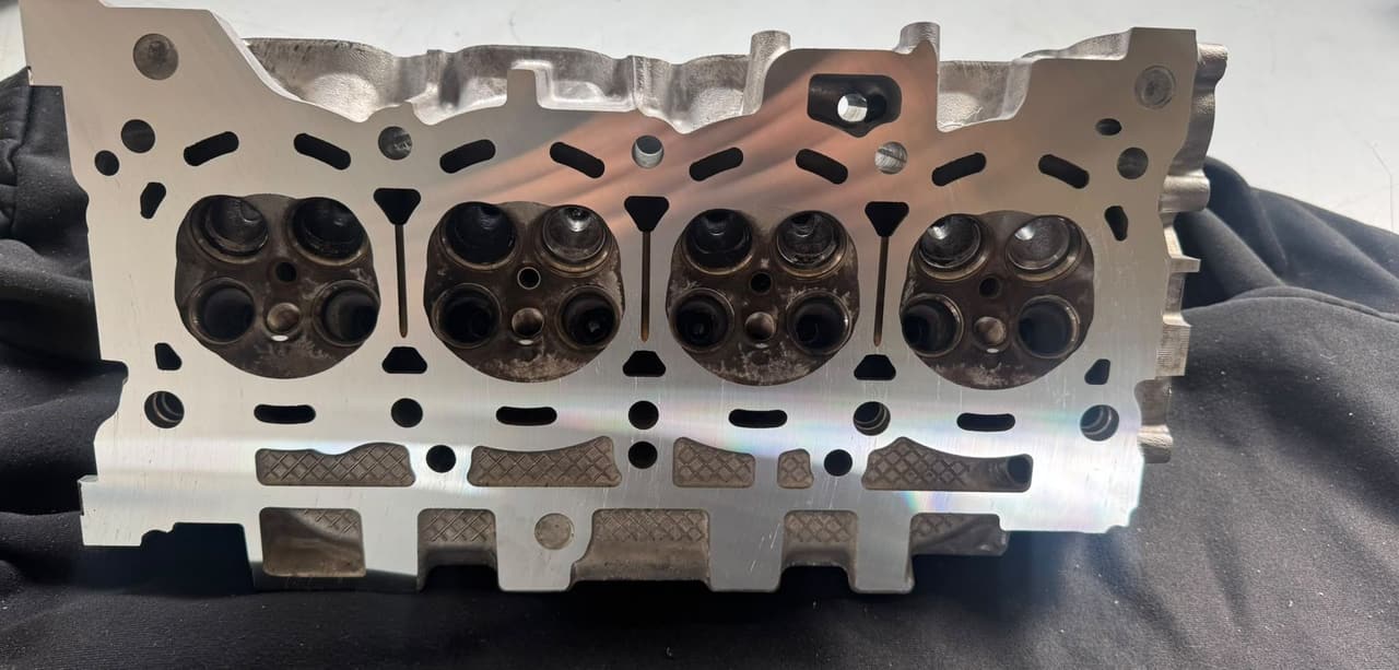 Zylinderkopf eines Ford-Vierzylinder-Diesels mit plan bearbeiteter Dichtfläche, Ventile und Brennräume sichtbar